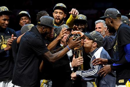 Эксперты все еще считают Голден Стэйт фаворитом сезона НБА, Кливленд – среди главных аутсайдеров
