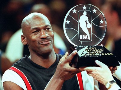 В голосовании за звание лучшего баскетболиста в истории Майкл Джордан уверенно обогнал Леброна Джеймса