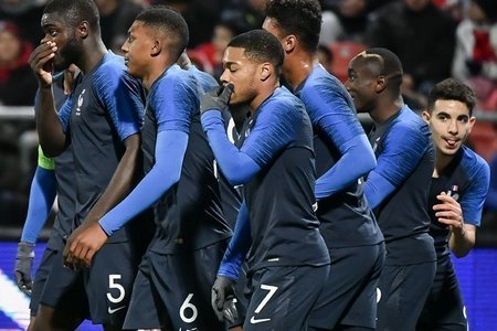 Без Ляпорта и Ляказетта, с минимумом полузащитником и обилием вратарей и нападающих: любопытная заявка сборной Франции